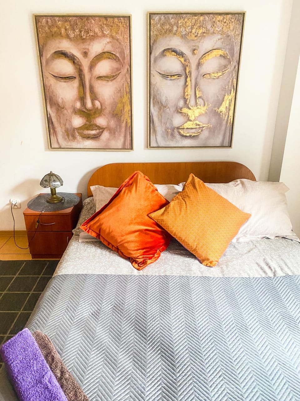 Bed, Photo of the whole room, Decorative detail, Bedroom, towels, wardrobe