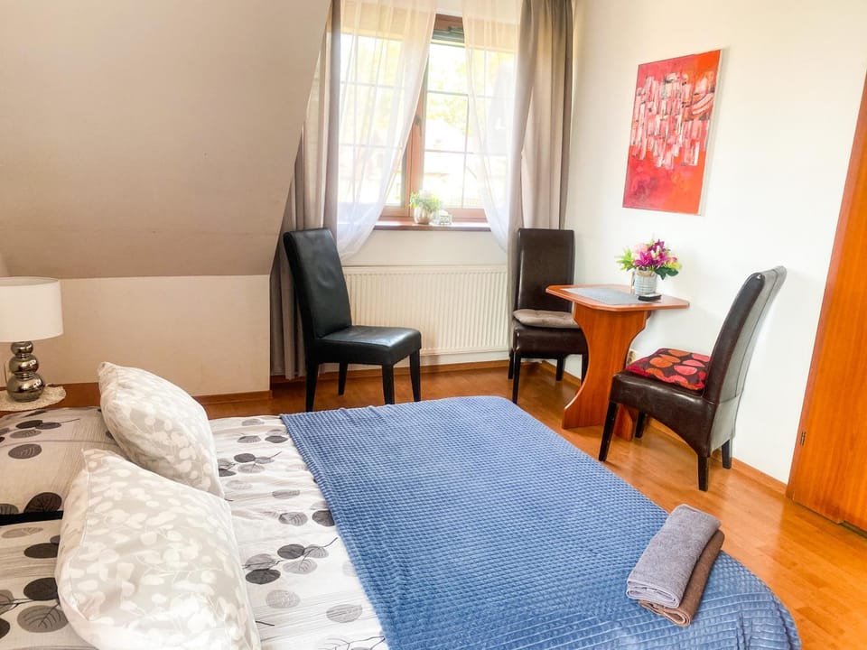 Bed, View (from property/room), Living room, Photo of the whole room, Decorative detail, Seating area, Dining area, Bedroom, towels