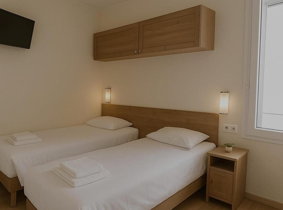 Bed, TV and multimedia, Photo of the whole room, towels