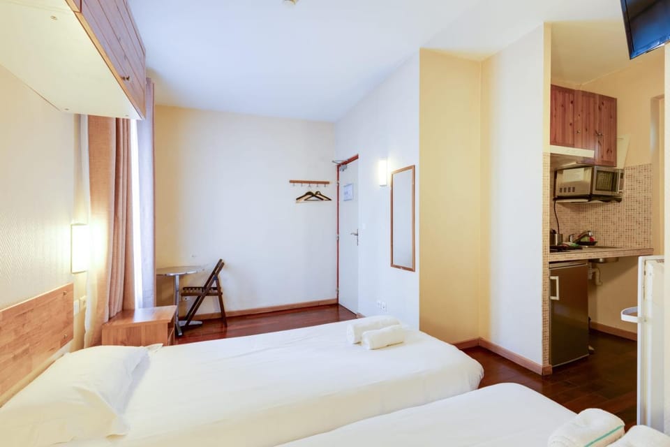 Bed, Kitchen or kitchenette, Photo of the whole room, Bedroom, minibar