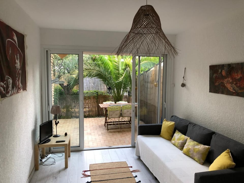 Patio, Living room