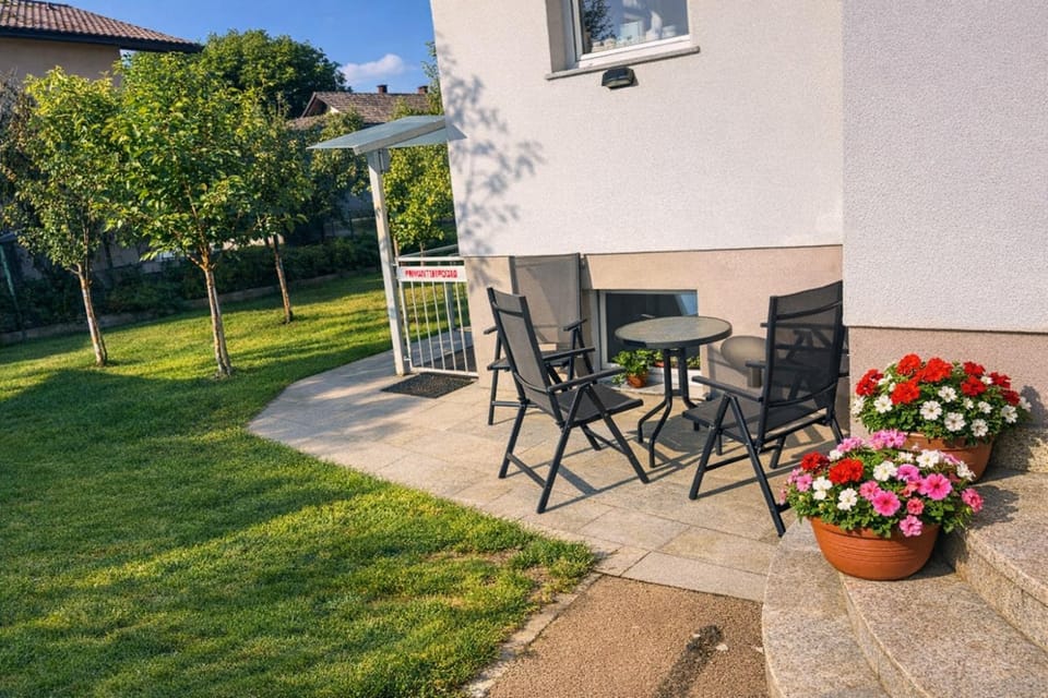 Property building, Patio, Facade/entrance, Balcony/Terrace, Dining area
