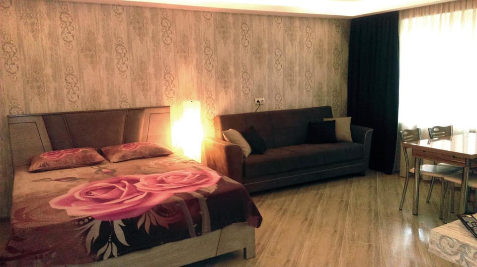 Bed, Photo of the whole room, Decorative detail, Seating area, Bedroom
