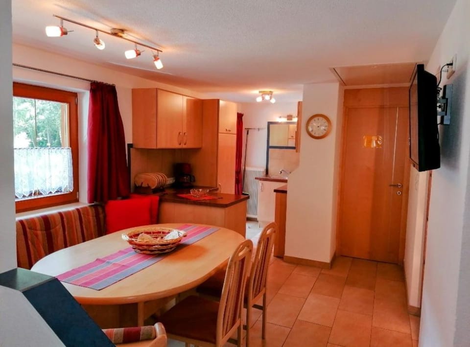 TV and multimedia, Kitchen or kitchenette, Seating area, Dining area