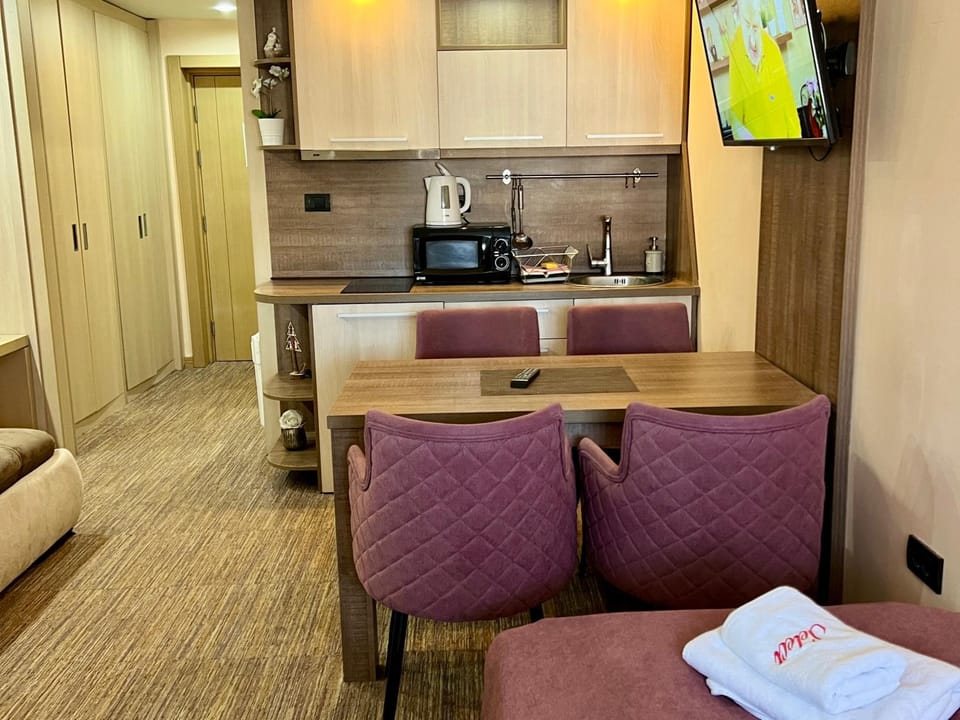 TV and multimedia, Coffee/tea facilities, Kitchen or kitchenette, Living room, Seating area, Dining area, stove