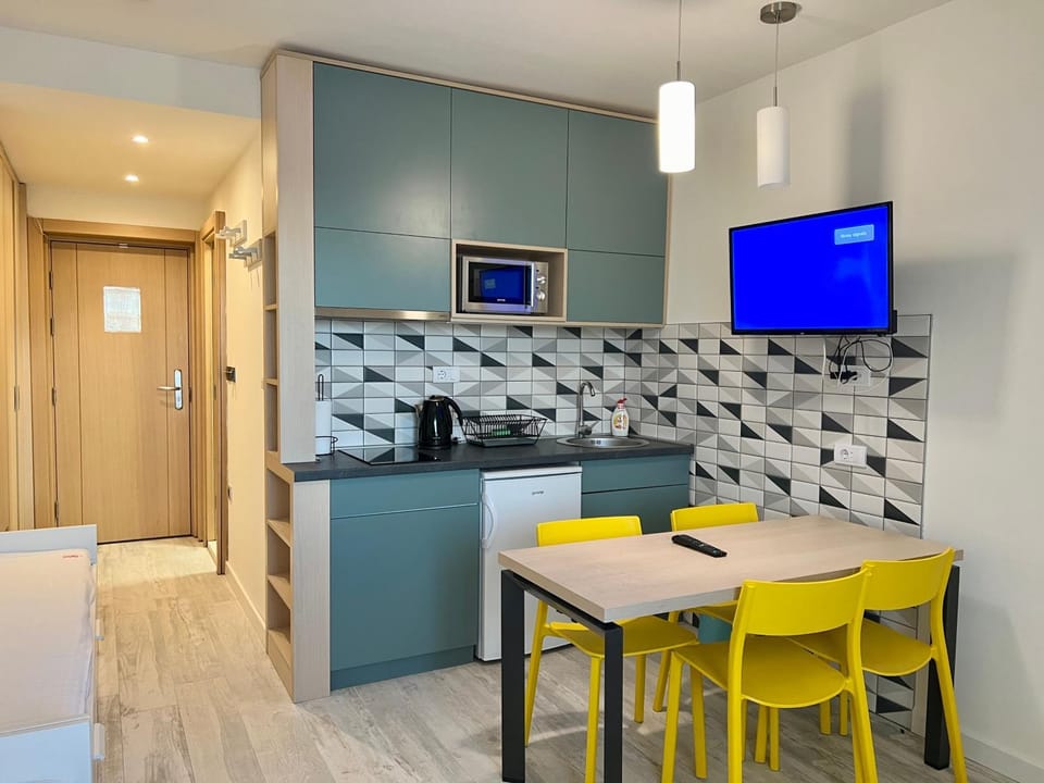 TV and multimedia, Kitchen or kitchenette, Living room, Seating area, Dining area, stove