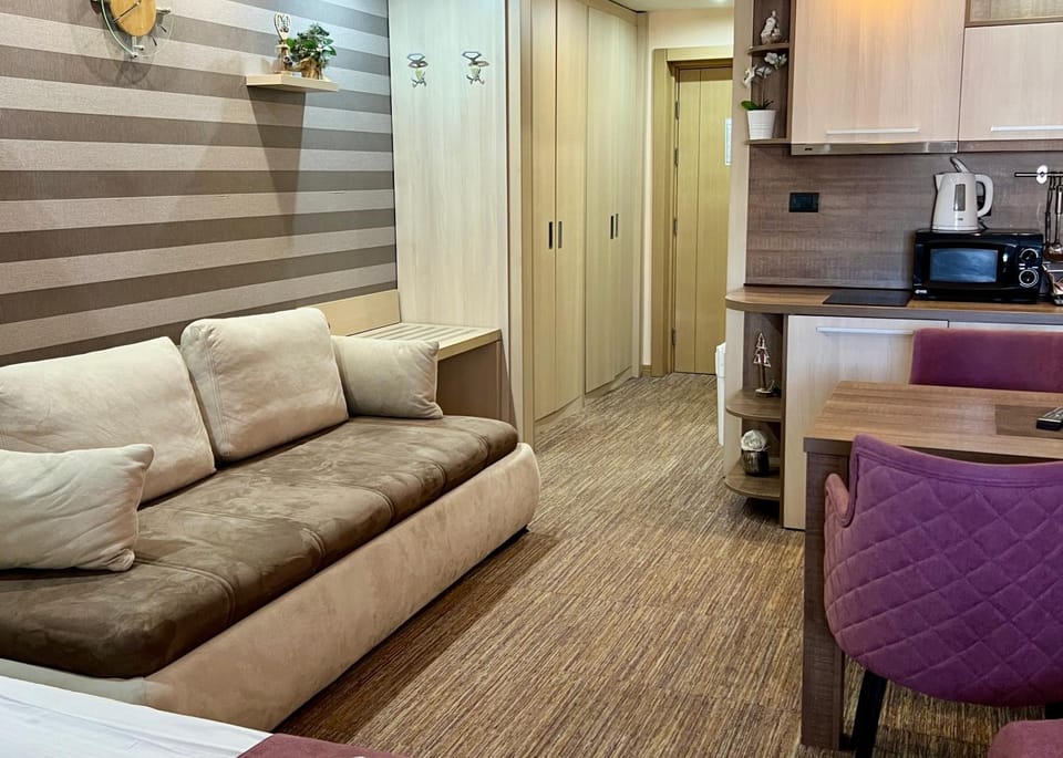 Coffee/tea facilities, Kitchen or kitchenette, Living room, Seating area, Dining area, stove