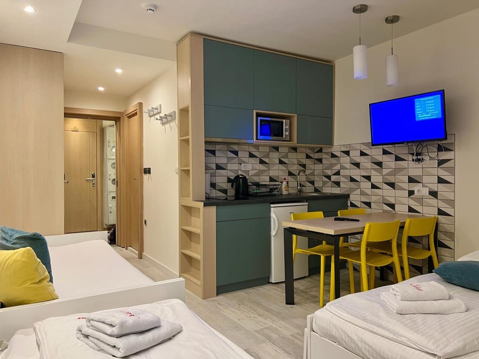 Bed, TV and multimedia, Kitchen or kitchenette, Living room, Photo of the whole room, Seating area, Dining area, towels