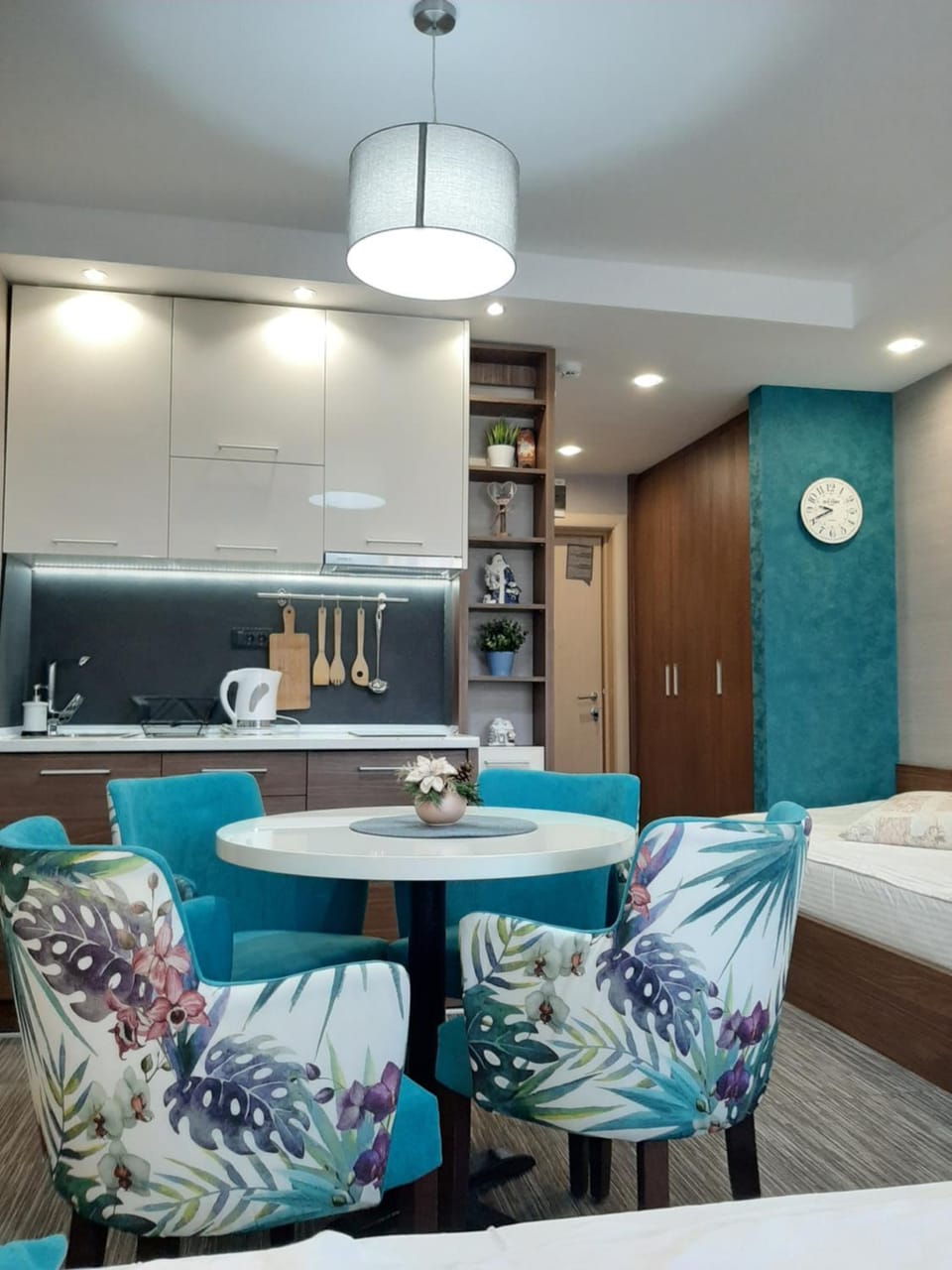 Kitchen or kitchenette, Photo of the whole room, minibar, stove