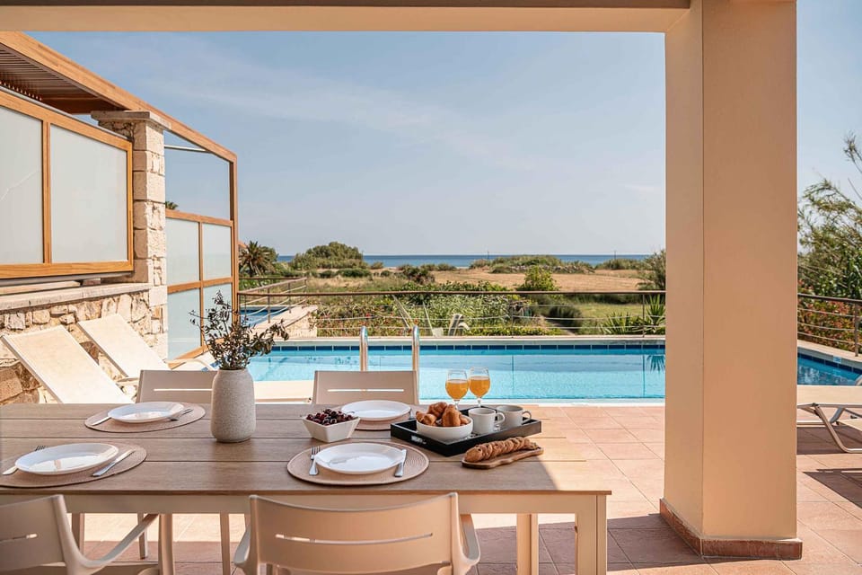 Food and drinks, Swimming pool, Drinks, sunbed