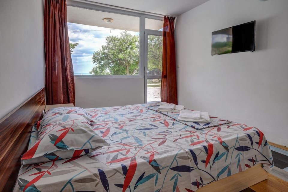 Bed, Bedroom, Pool view, Sea view