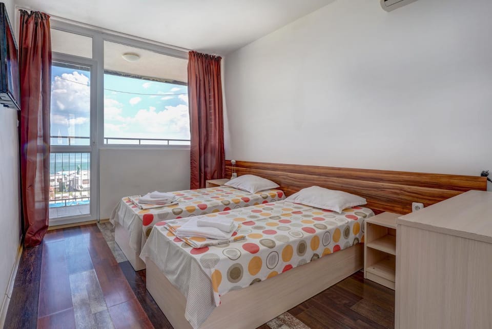 Bed, Photo of the whole room, Pool view, Sea view