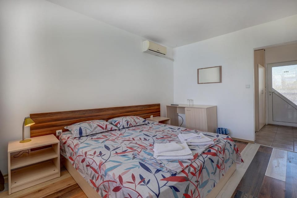 Bed, Photo of the whole room, Bedroom, air conditioner