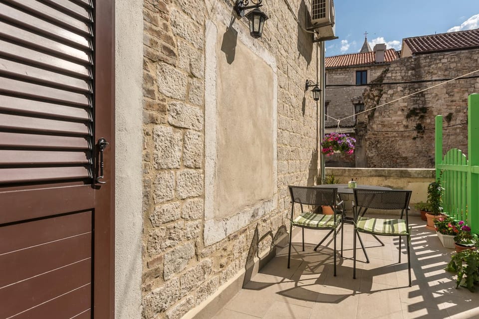 Spring, Day, Balcony/Terrace, Other, Decorative detail, On site