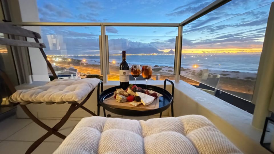 View (from property/room), Balcony/Terrace, Food and drinks, Seating area, Food, Sea view