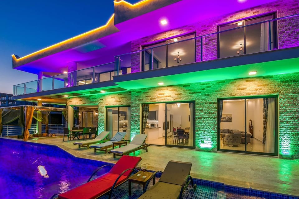 Night, View (from property/room), Balcony/Terrace, Swimming pool, sunbed