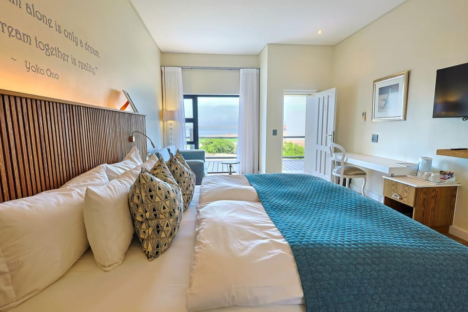 Bed, TV and multimedia, Bedroom