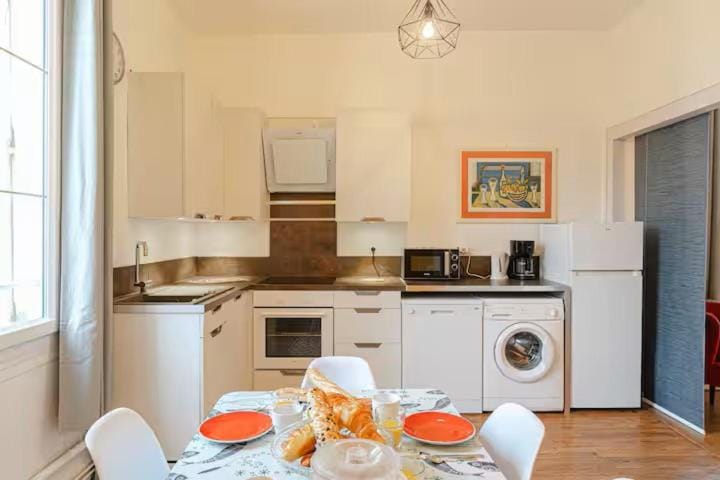 Kitchen or kitchenette, dishwasher, oven, toaster, washing machine