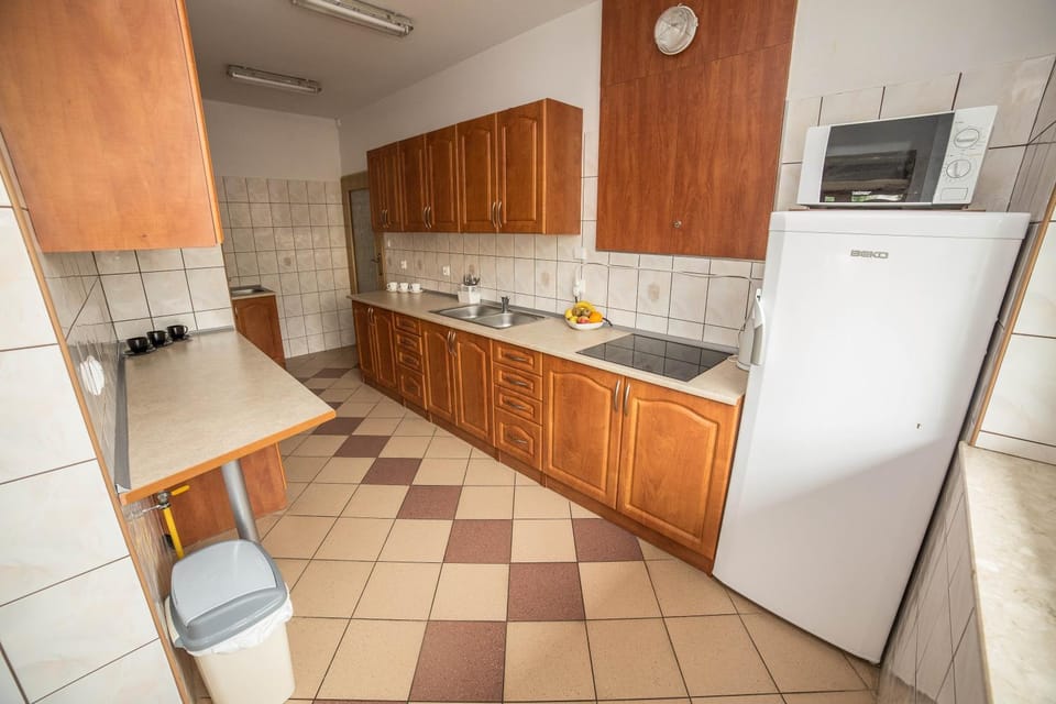 Communal kitchen, microwave, oven, stove, kitchen