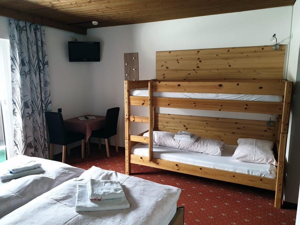 Photo of the whole room, Decorative detail, bunk bed