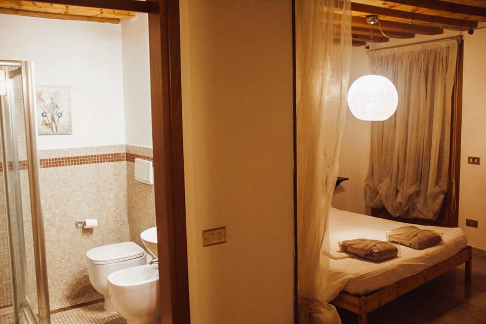 Toilet, Bed, Bathroom, Bedroom, Bath, bidet, towels