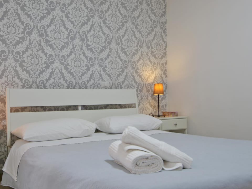 Photo of the whole room, Bedroom, towels