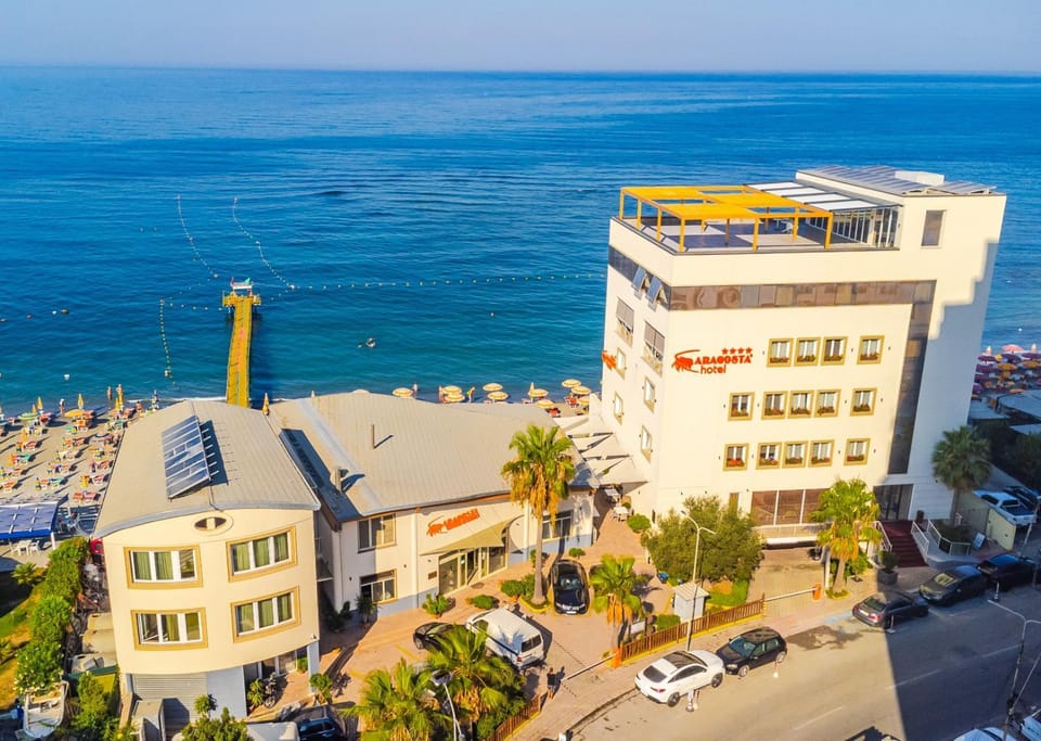 Property building, Restaurant/places to eat, Natural landscape, Balcony/Terrace, Beach, Sea view, Street view, Location