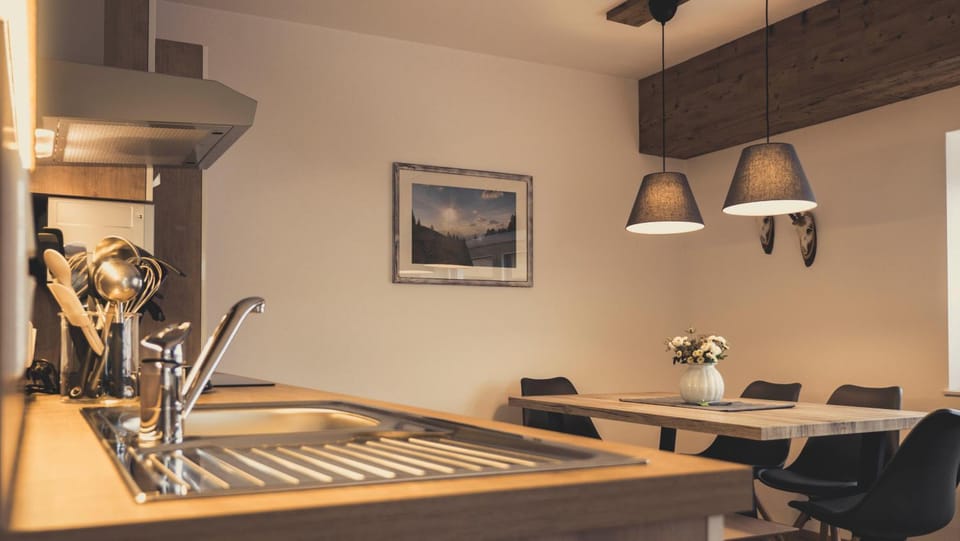 Kitchen or kitchenette, Dining area