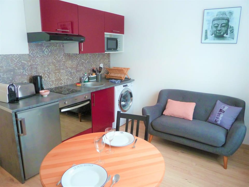 Kitchen or kitchenette, Dining area