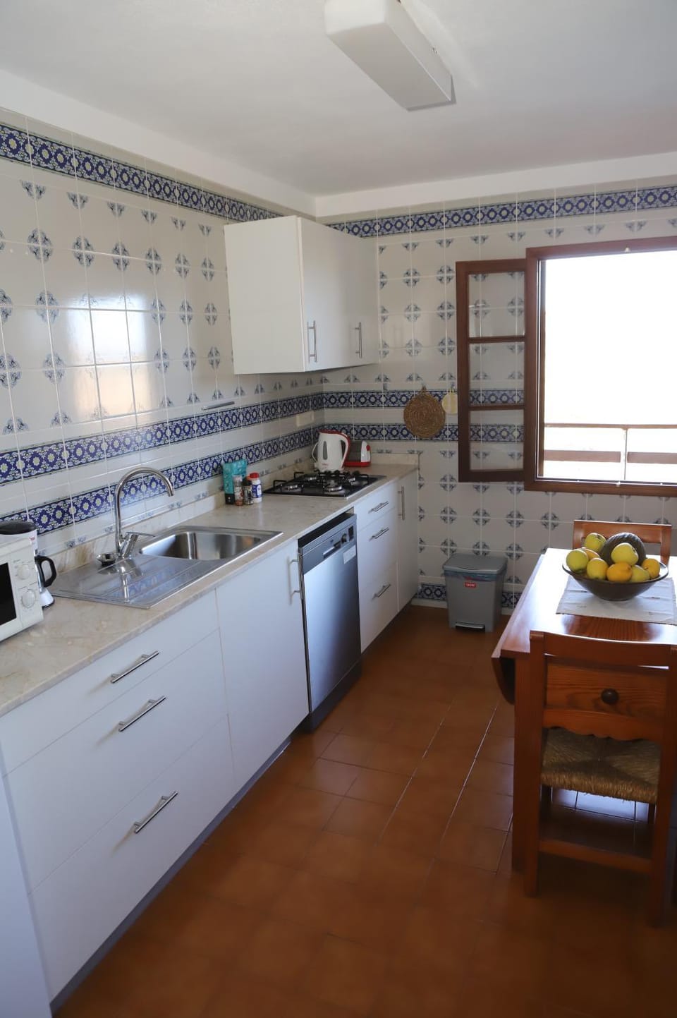 Kitchen or kitchenette, dishwasher, stove
