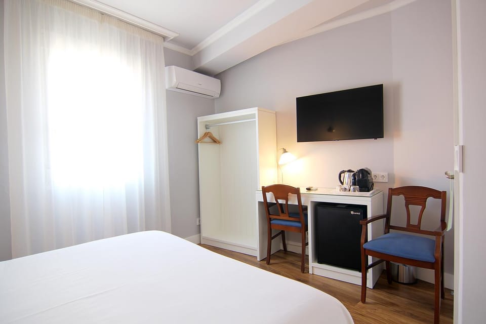 TV and multimedia, Coffee/tea facilities, Photo of the whole room
