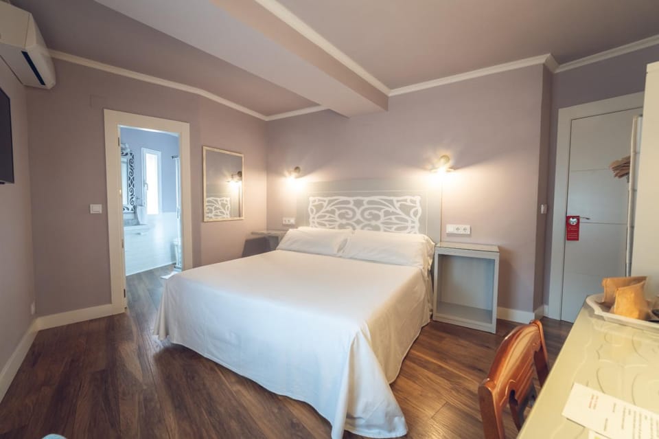 Hostal Los Castañuelos Bed and Breakfast in Candeleda