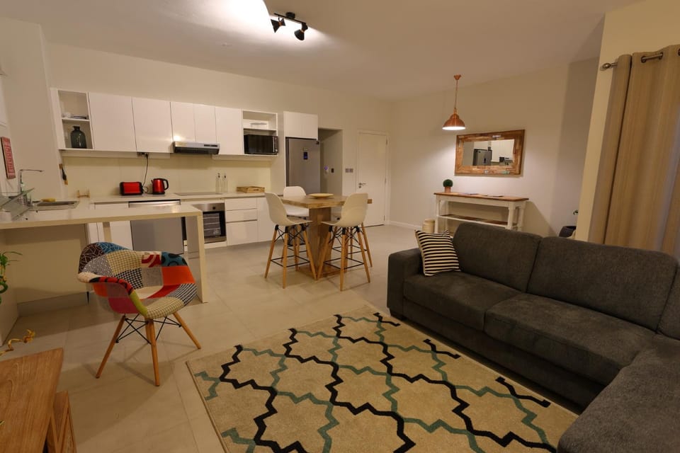 Kitchen or kitchenette, Living room, Seating area, Dining area