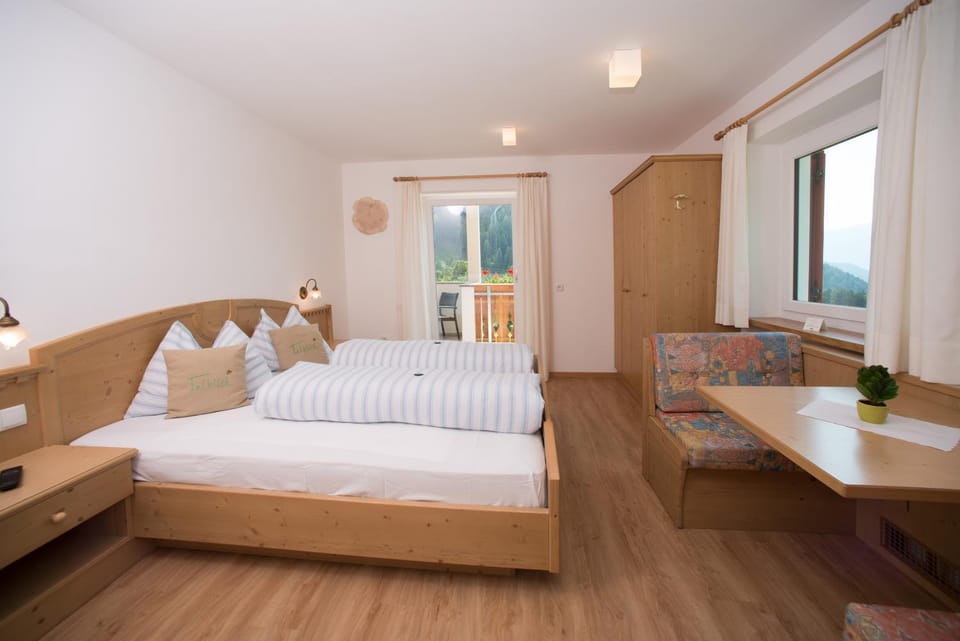 Bed, Other, Photo of the whole room, Decorative detail, Seating area, Bedroom