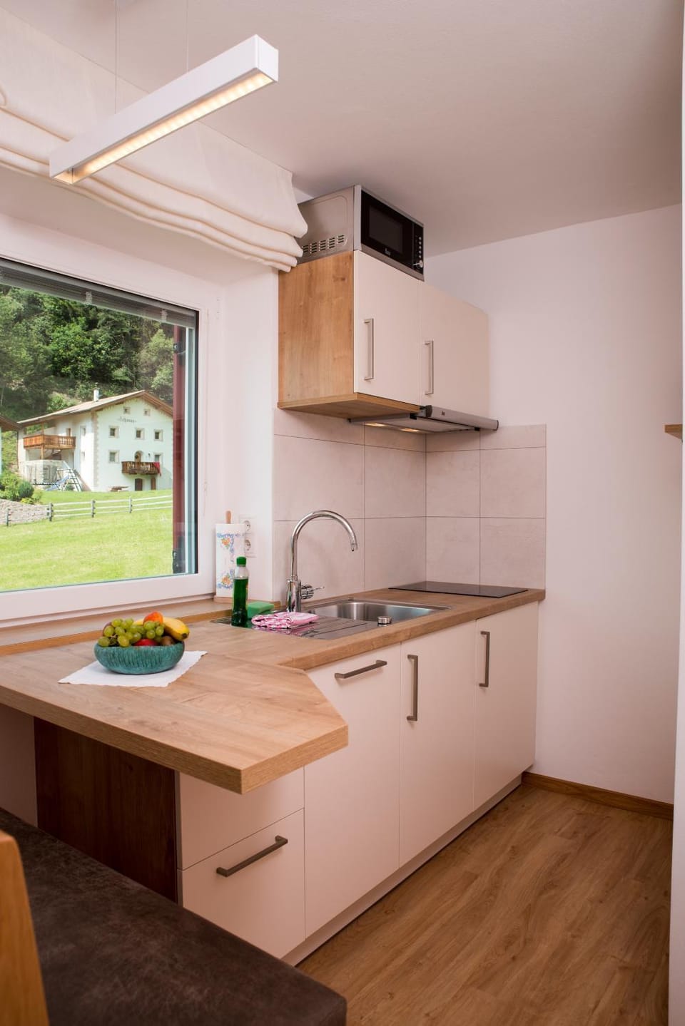 Kitchen or kitchenette, Other, Photo of the whole room, Decorative detail, pet friendly, stove