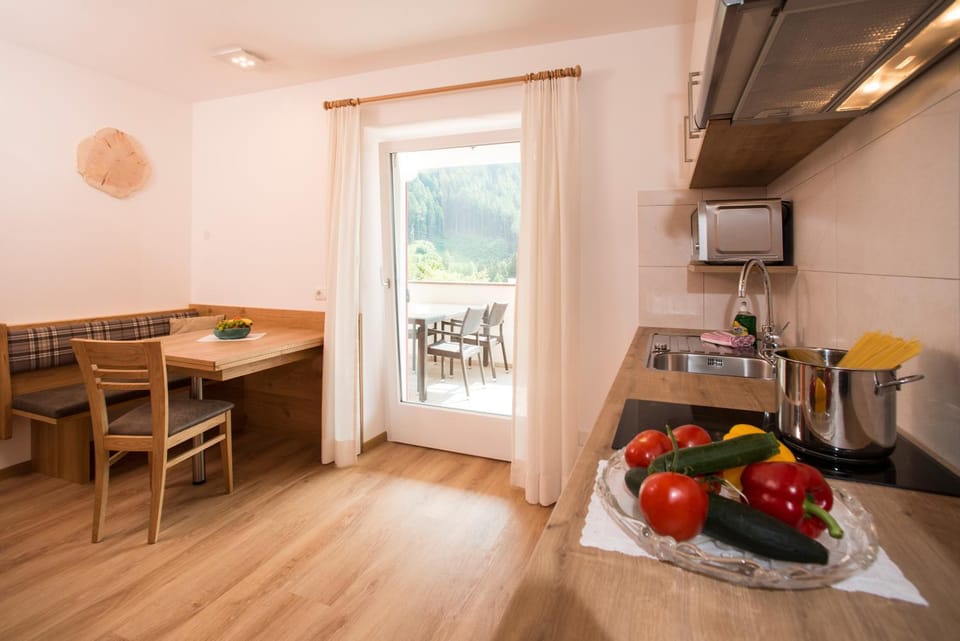 Kitchen or kitchenette, Other, Photo of the whole room, Decorative detail, Dining area, pet friendly, stove