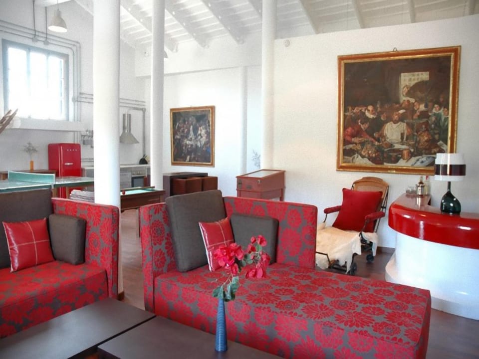 Photo of the whole room, Decorative detail