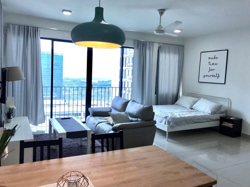 Netflix WiFi Cozy Homestay Trefoil Setia Alam Shah Alam 沙亚南舒适温馨日租民宿 Apartment in Selangor, Malaysia