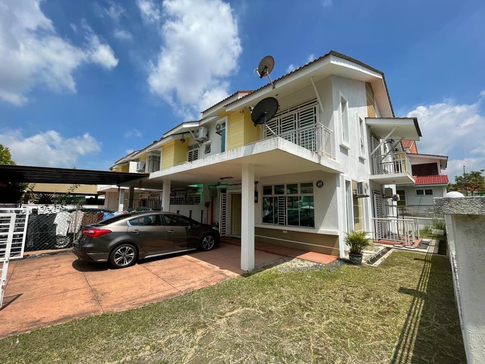 Property building, Facade/entrance, Day, Balcony/Terrace, On site, Parking