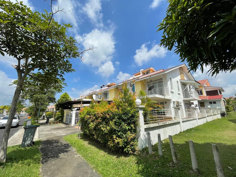 Property building, Facade/entrance, Day, Neighbourhood, On site, Street view