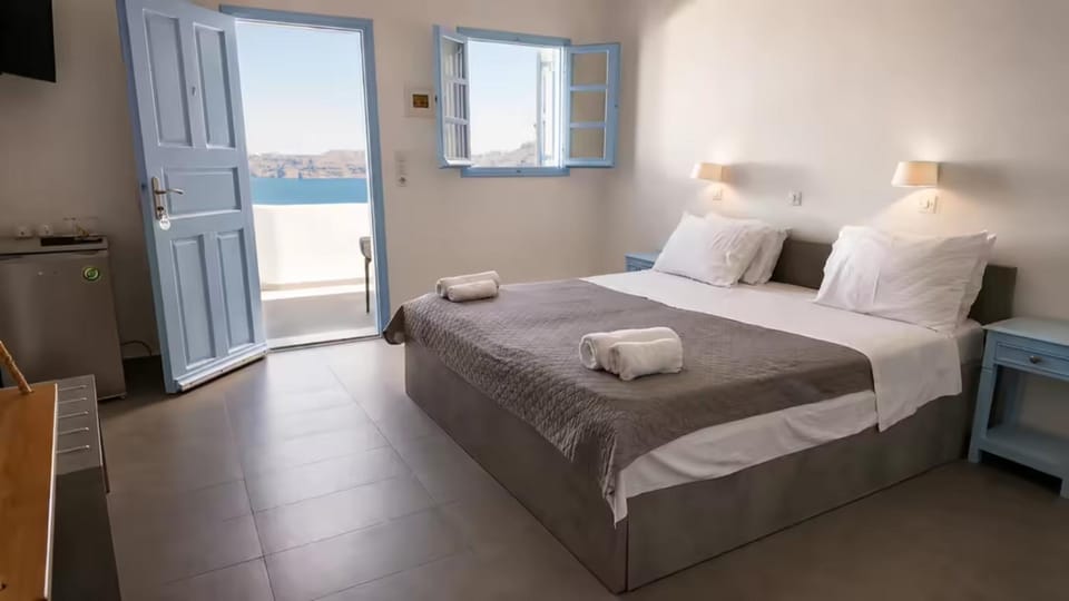 Bed, Day, Bedroom, towels