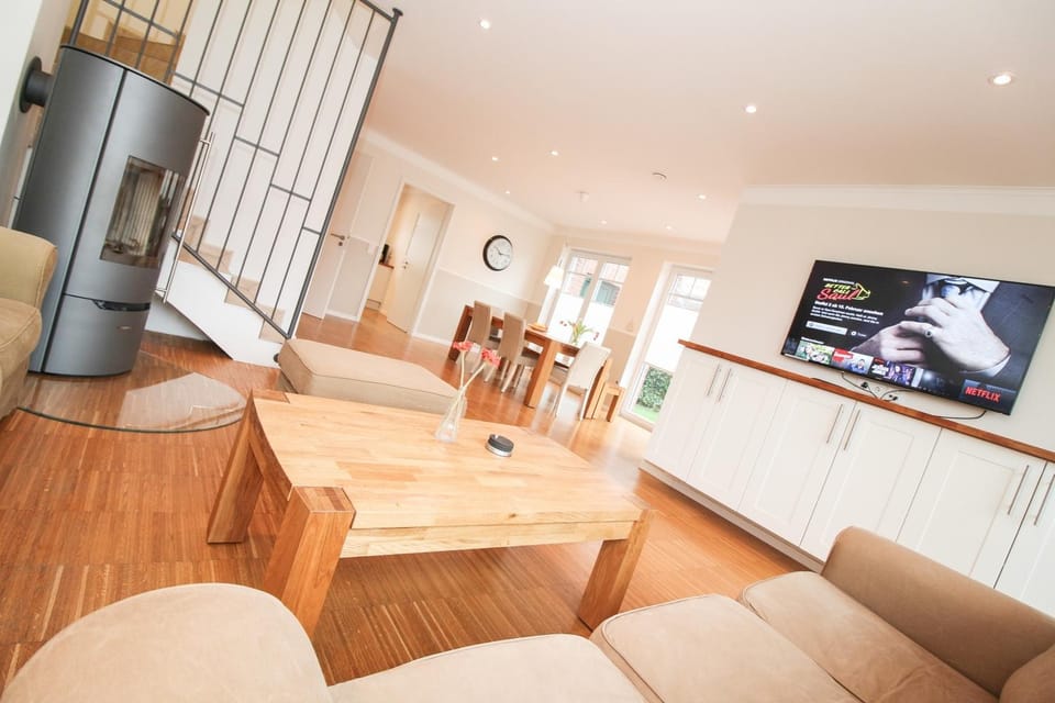 TV and multimedia, Living room, Seating area, Dining area