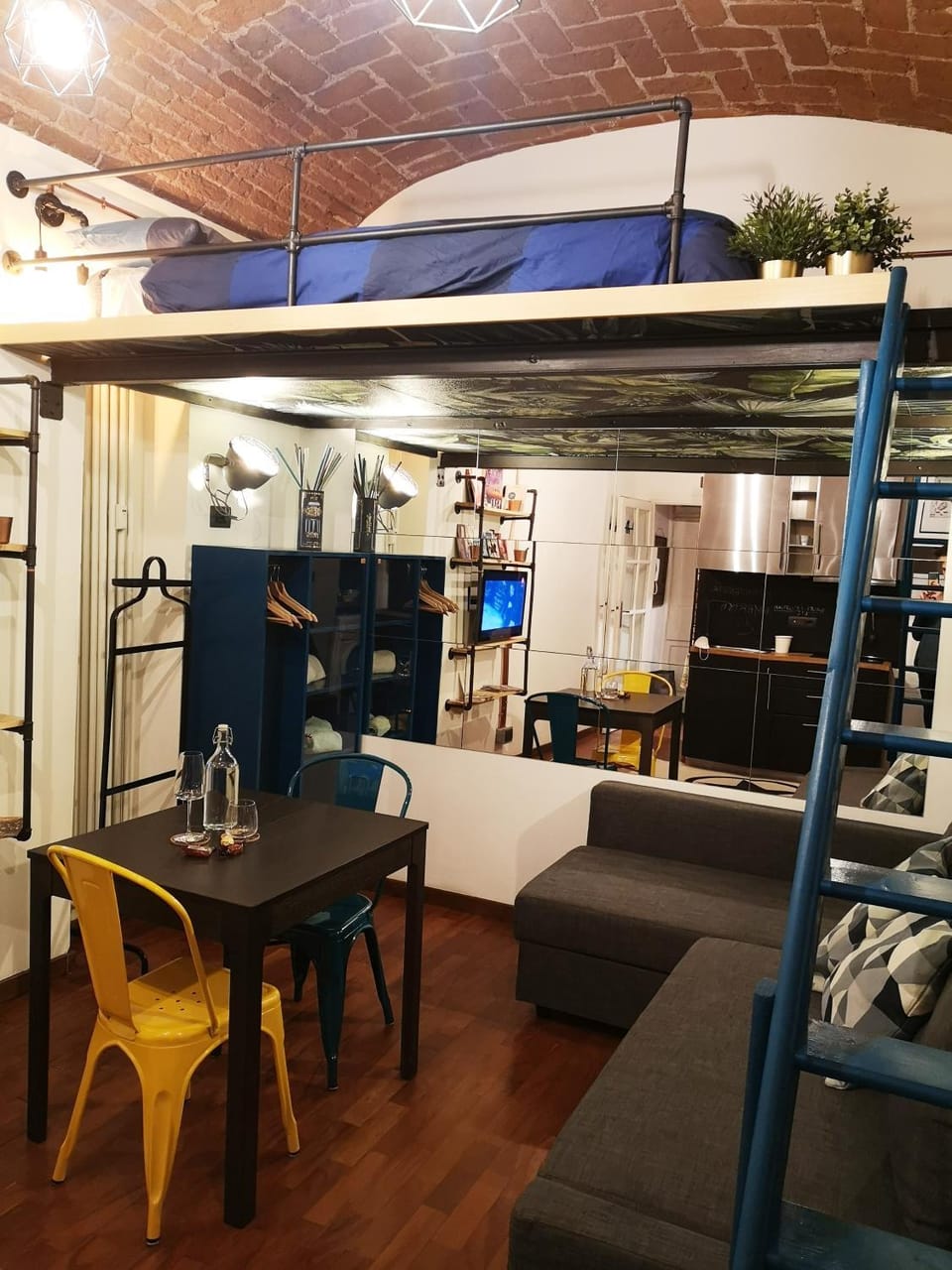 Photo of the whole room, Dining area, Lunch