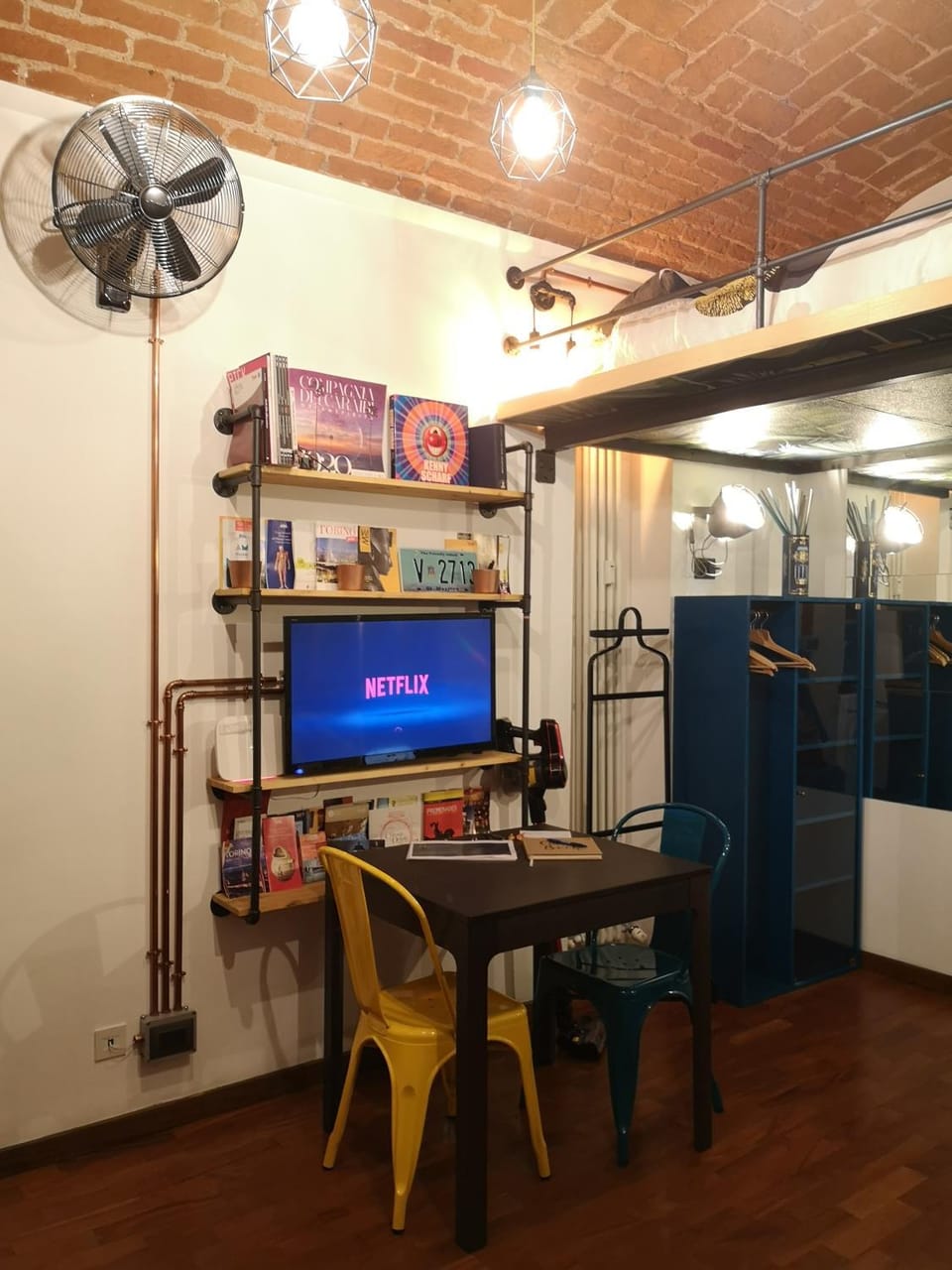 TV and multimedia, Dining area, fireplace