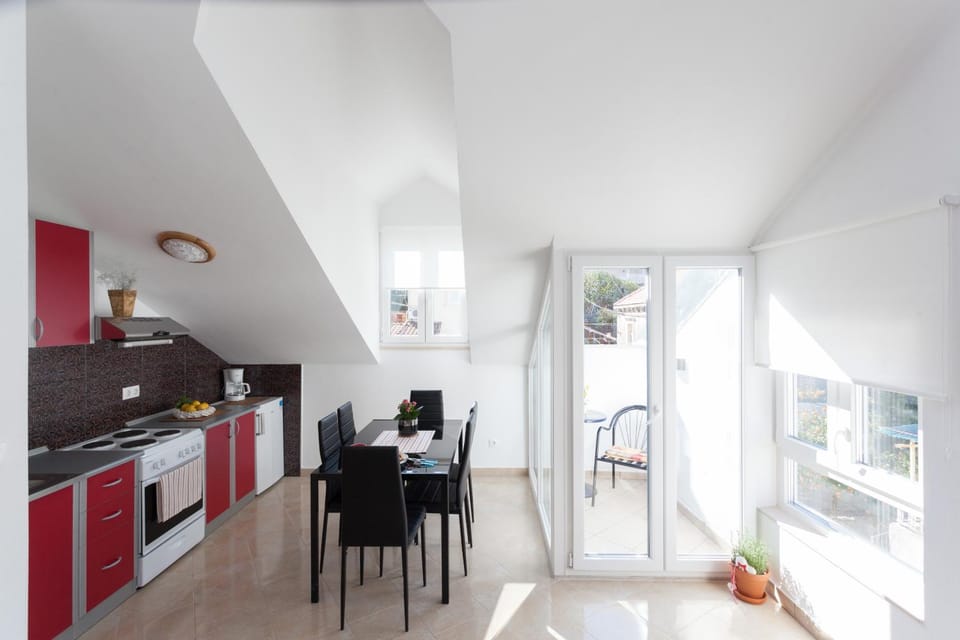 Kitchen or kitchenette, Dining area