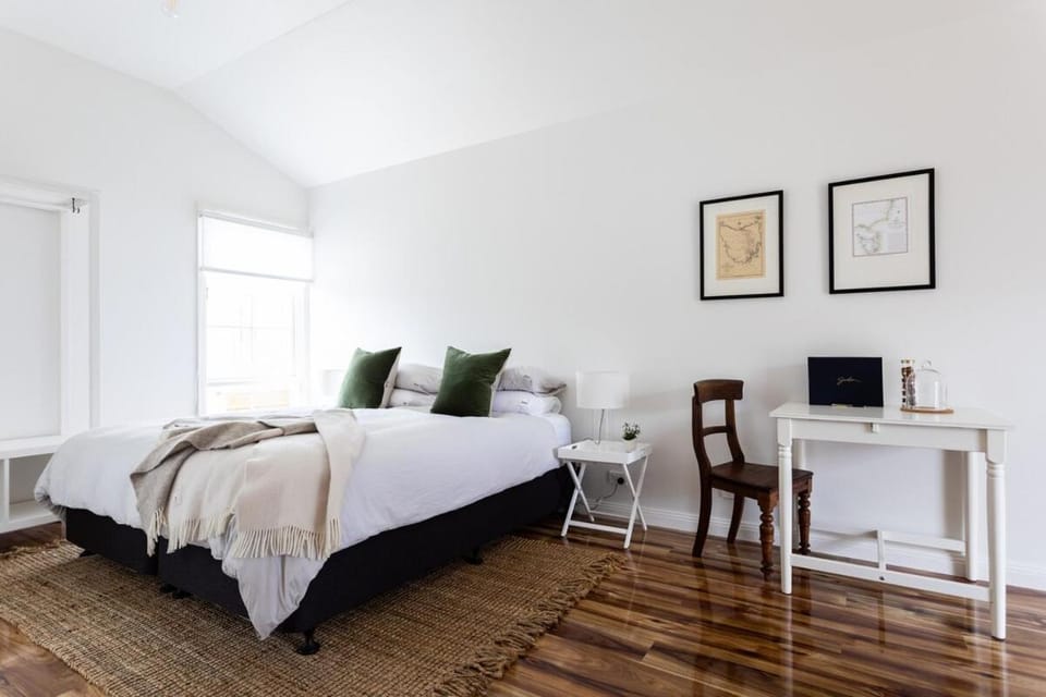 King Bed Studio in the Heart of Richmond House in Tasmania