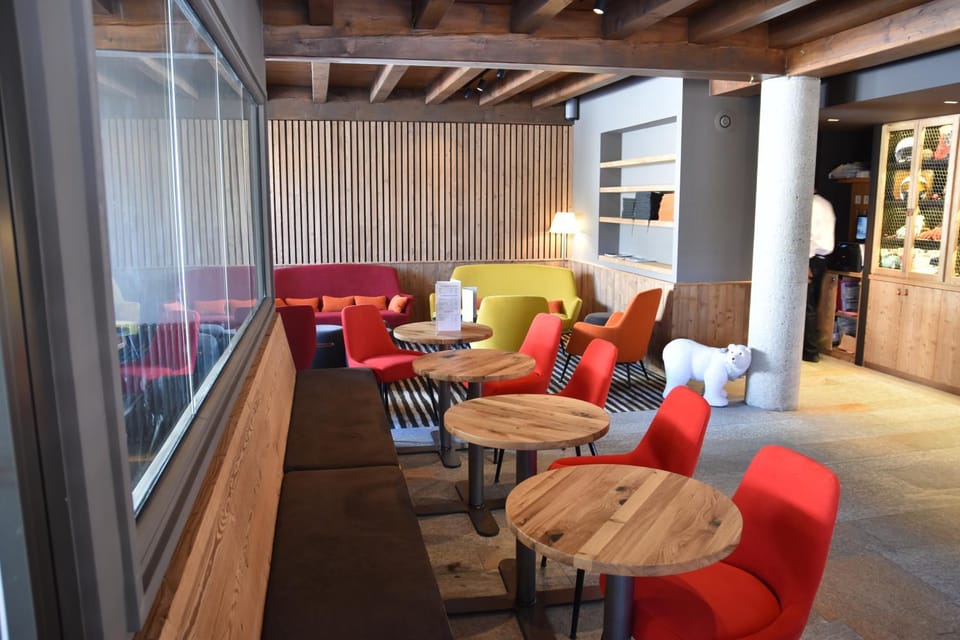 Restaurant/places to eat, Seating area