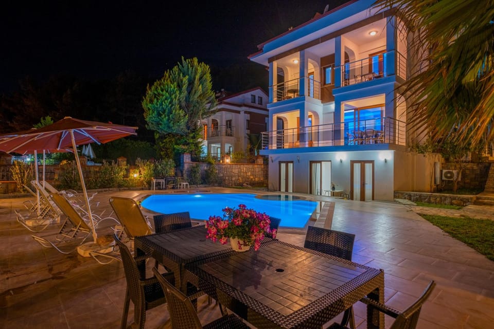 Property building, Patio, Swimming pool