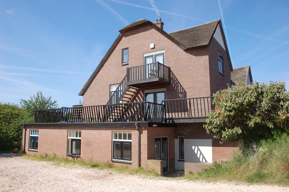 Property building, Balcony/Terrace, Parking
