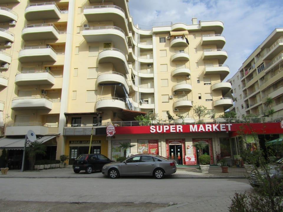 Property building, Facade/entrance, Day, Neighbourhood, On site, Supermarket/grocery shop